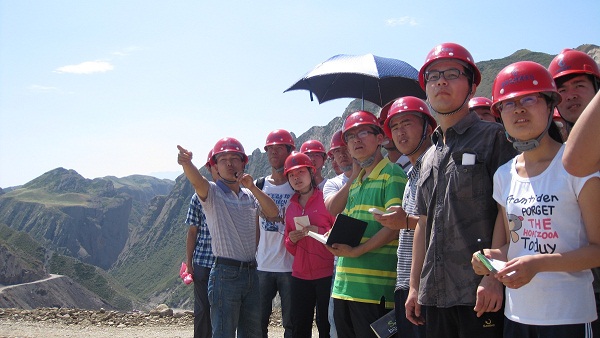 7��9����ʯ���Ӵ�W(xu��)��������顱�F(tu��n)�(du��)�ڶ���ǰ����˹����ˮ���м~��������(sh��)���{(di��o)�п�˹����ˮ���м~���̵ĵ��|(zh��)��r���D���(du��)�T��?c��)��J(r��n)�� ȡ�����ώ����v����