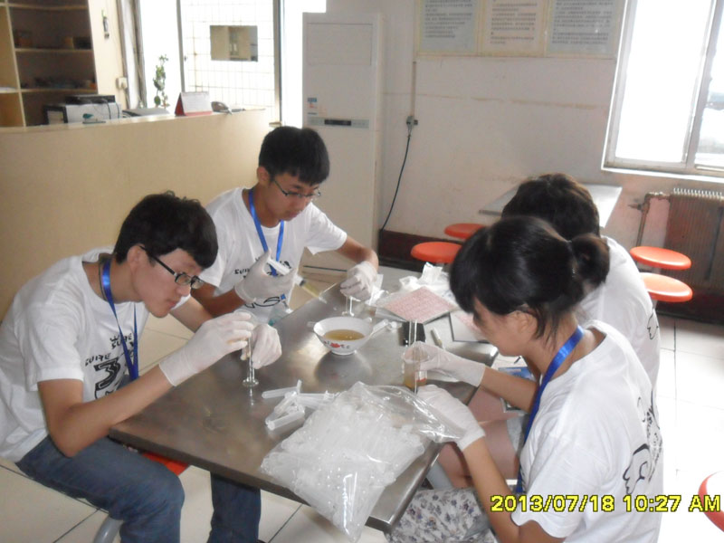 7��27�������ϴ�W(xu��)���YԴ�ɡ��������(hu��)��(sh��)�`���(du��)���_(d��)��һ��(g��)��(sh��)�`�ء����ĳ����(du��)�T���R��ͣ��ǰ����һ��(g��)ȡ���c(di��n)�M(j��n)��ȡ�ӹ������D���(du��)�T��?c��)ڌ?00ml�Ę�Ʒ�b�M(j��n)20��(g��)С������ԇ��ƿ�С�