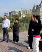 網(wǎng)友參觀晉陽(yáng)湖　　晉陽(yáng)湖項(xiàng)目原投資計(jì)劃為2.2億元，區(qū)域內(nèi)五座橋?yàn)榫坝^橋。為完善其功能，強(qiáng)化景觀提升效果，對(duì)部分項(xiàng)目進(jìn)行了優(yōu)化、提升，包括將區(qū)域內(nèi)五座景觀橋改為市政橋并新增兩座市政橋。