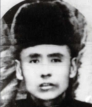 ���F÷��1893��1934�����������|����Ϫ��1931��10����Ѯ�����F÷�������|�������l(w��i)܊�����ڵ��|���P�ǡ�ᶎr���f��һ�����(d��ng)��1932��3�£��|���񱊿��վȇ�(gu��)��(hu��)ί�����F÷��|�����x��܊��28·܊˾����1934��5��30���������F÷����͢�o���I(l��ng)�Ăα��°����(du��)���@��1934��9��28��ҹ�����F÷����܊�ٰ�񽵟oЧ�±�������1935�깲�a(ch��n)�h�l(f��)���ġ���һ���ԡ��У��Q���ǡ���ȇ�(gu��)�����|������Ӣ�ۡ���1988�걻׷�J(r��n)�������ʿ��2014��9��1���������������������ĵ�һ��300����������Ӣ�Һ�Ӣ��Ⱥ�w��䛡�