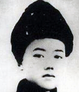 �ܘ�(sh��)�|��1918��1937���|������(li��n)܊�߼�(j��)ָ�]�T��ɽ�|ʡƽ�ȿh����1925���S��ĸ�ӻĵ�����ʡ�q���h��1931���һ����׃�����e�O���ӿ��ջ��(d��ng)��1933����������Ї�(gu��)���a(ch��n)�h��1935��2�������x�鹲���F(tu��n)�|�M(m��n)��ί��(sh��)ӛ��4�����Ζ|���������܊�ڶ�܊��һ�F(tu��n)��ί��1936��3�����Ζ|����(li��n)�ڶ�܊��һ����ί�掟�hί��(sh��)ӛ��܊�hίί�T��7�����x���й��ϝM(m��n)ʡίί�T��9�����Ζ|����(li��n)��һ·܊���Ď����L(zh��ng)����ί��1937��4��24�����ڰ��D�h��ɳ���Ͻ��S�����c�ΰ��D�h�ΰ��(du��)����(zh��n)�в��Ҡ�����