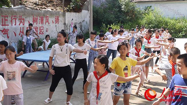 ���ϿƼ���W��һ��һ·���x��֧���c���ʷ�ؚ�{�Ќ��`�F��������ꖿh��¹ɽ�(zh��n)�u�ŸG���_չ�x��֧�̺ͷ�ؚ�{�У��D��־Ը�߽̺��ӂ�̫�Oȭ�����F��ṩ��