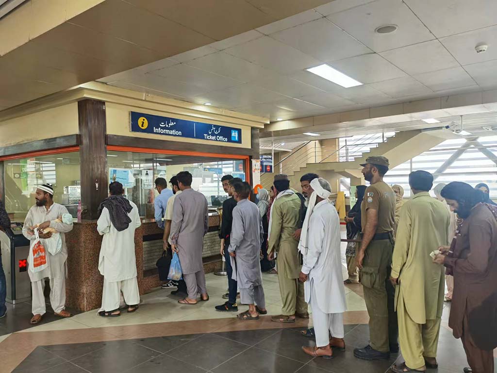 當(dāng)?shù)孛癖娫诶蠣柍染€地鐵里排隊購票。（人民網(wǎng)記者 石晶攝）