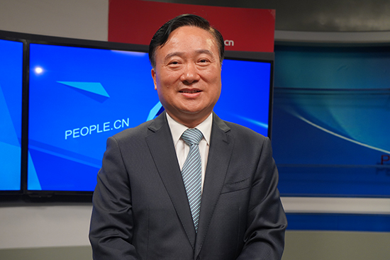 中國五礦集團有限公司黨組書記、董事長翁祖亮做客人民網(wǎng)。實習生趙晉杰攝