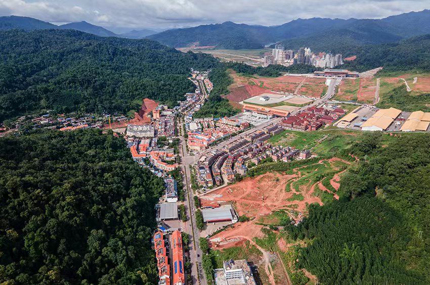 磨憨口岸俯瞰，右前方高層白色建筑群為老撾境內(nèi)。人民網(wǎng)記者 符皓攝