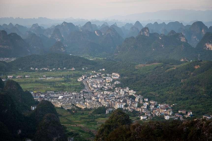 廣西層巒疊嶂，郁郁蔥蔥。 人民網(wǎng) 嚴(yán)立政攝