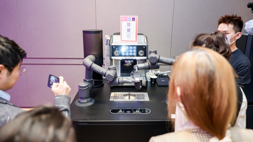 到場觀眾體驗如影智能咖啡大師。主辦方供圖